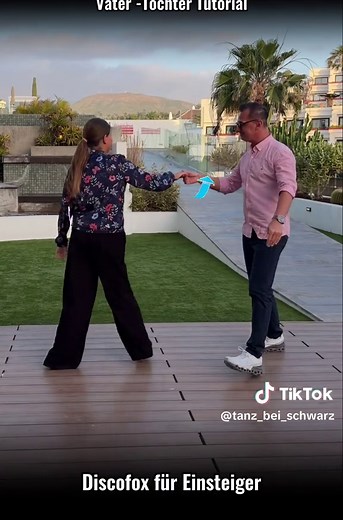 💃🏻🕺🏻 DISCOFOX für Anfänger 👨‍👧 Vater–Tochter TUTORIAL 👉 „Schlittschuh“: Das musst du können. Eine der wichtigsten Grundfiguren im Discofox, die du immer wieder tanzt. 💾 Speichere das Video ⸻ 🚀 Willst du Discofox endlich sicher tanzen? 👉 Online DISCOFOX CLUB (jetzt geöffnet) Als Mitglied bekommst du: ✅ Gratis Mini-Kurs für Anfänger ✅ Exklusive Discofox-Videos ✅ Regelmäßig neue Videos und Updates ✅ Meine persönliche Unterstützung ✅ Tanzpartnerbörse – finde deinen Tanzpartner ✅ Eine Commu