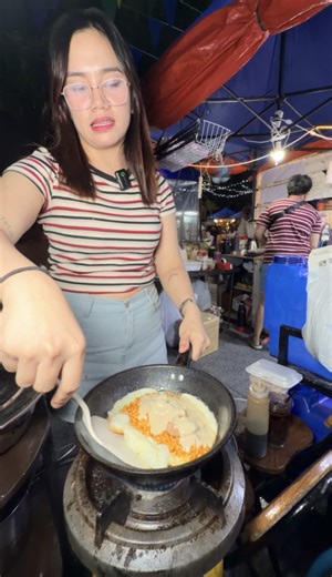 Super cheesy na sa Samyang omelette na may sausages pa sa loob at java chips