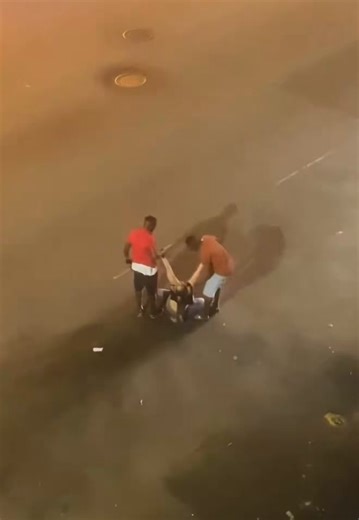 Crazy that someone can just stand for 3 full minutes recording instead of calling the cops or even shout for help.