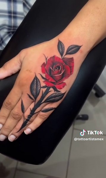 Tatuajes de rosas: Ideas elegantes para mujeres