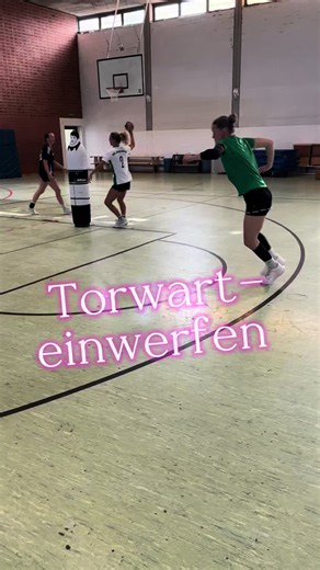 🧤 Torwart-Einwerfen mit Spielfokus Torhüterinnen brauchen viele qualitative Würfe – nicht einfach nur Masse. In dieser Übung arbeiten zwei Feldspielerinnen permanent im 1-gegen-1 gegen den AirBody. Nach einer Ballübergabe folgt das Anprellen, das 1-gegen-1 und anschließend der Pass zur Mitspielerin. Diese verlagert den Ball und schließt geradeaus auf das Tor ab. 🎯 Vorteile der Übung: ✅ Viele Wiederholungen mit hoher Qualität ✅ Torhüterin kann sich auf jeden Wurf gezielt vorbereiten ✅ Realistis