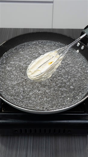 savoureux.tv on Instagram: "J'ai appris cette astuce d'un boulanger ! Toute la famille est surprise ! Ingredientes yaourt grec: 200 g farine: 300 g huile: 20 ml feta: 200 g persil: 10 g oignon: 1 pc En outre crème sure: 200 g poivre noir: 1 g lard: 100 g ail: 15 g romarin: 5 g La sauce moutarde: 15 g sel: 1 g huile: 8 ml"