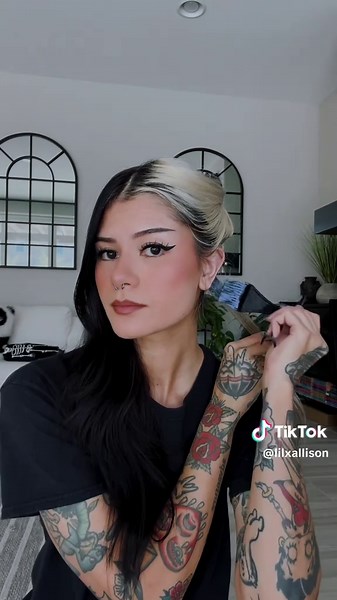 How I do my split dye at home😈 #splitdye #hairtok #hairtransformation #hairdye #splithair #silverhair