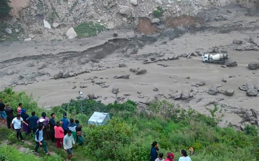 Alluvione in Cina, inondazioni causano crollo Ponte dell'Amicizia al confine col Nepal