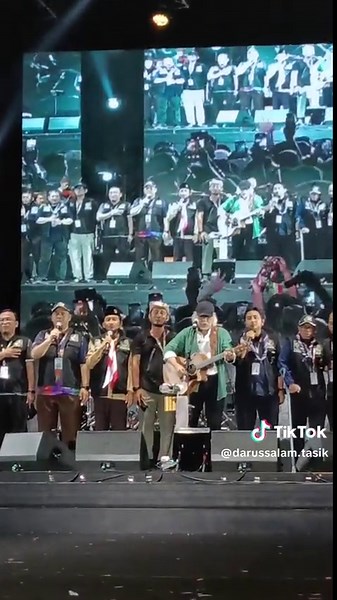 Edisi Spesial Rabu Malam, 10 September 2025 Alhamdullilah Pada Malam Kedua kegiatan World Muslim Scout Jambore 2025 Bapak Pimpinan Pondok Pesantren Darussalam Rajapolah Tasikmalaya Dr. KH. Ahmad Deni Rustandi, M.Ag. mendapatkan kesempatan untuk bernyanyi bersama Hymne Oh Pondoku Di Panggung Utama World Muslim Scout Jambore 2025 Bersama penyanyi & Musikus indonesia ternama Iwan Fals dan jajaran pengurus Pondok Modern Darussalam Gontor Ponorogo