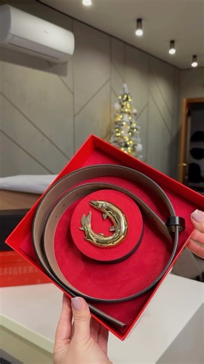 СОНЕТА | ОБЗОРЫ | РЕЦЕПТЫ on Instagram: "Спасибо большое за внимание и интерес ко мне, за каждый лайк, репост, комментарий и подписку, я вас очень люблю и ценю ❤️ На видео подарки от бредов: Ремень @djozefinna_embroidery Футболка @venerskaya_rf Кисти @maricherry_fox Ножи @kaydzo_japan Красный бокс @telodvigeniya Домашний костюм @anastasiya__kovina"