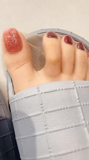 red nails toes pantyhose