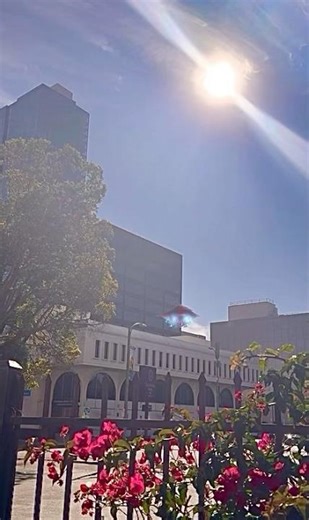 "Epic VFX: Spaceship Lands at the Bank - Sci-Fi Action Unfolds! 🚀🏦"