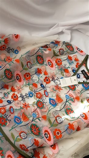 ‎بلونا|طراحی لباس و استایل‎ on Instagram‎: "معرفی دختر جدید بلونا پوران ... آماده ست تا از کارگاه ما با یه بغل گل خوش رنگ به خونه های شما بیاد و دخترتون بشه 🌺 قدش ۵۵ از ۳۶ تا ۴۲ برای اطلاع از قیمت این ریل رو برامون دایرکت کنید 🌱 Www.bellona-clothing.ir #بلوز_دانتل #بلوز_تور #کت_مجلسی #رویه_دانتل"‎