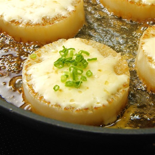 【大根がジューシー♡】レンジで時短！とろけるチーズ大根ステーキ / Melted Cheese Daikon Steak レシピはこちら！https://www.buzzfeed.com/jp/redkikuchi/melted-cheese-daikon-steak | Tasty Japan