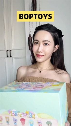 你們懂那種「拆盲盒前的心跳」嗎？ 我最近入坑 Boptoys潮玩波普 一套超可愛的「薇薇內心世界系列毛絨盲盒」 大眼系列真的太療癒 這系列一共有六個常規款 （偽裝、嚮往、失意、等待、迷望、懷念） 還有隱藏款「鍾情」 毛絨摸起來超舒服 質感細節都很棒很喜歡😍 掛在包包當吊飾 或放家裡當小擺飾都超加分。 最療癒的是每個造型有自己小情緒 看著就會忍不住微笑 盲盒迷一定要來抽抽看， 說不定下一個隱藏款就是你！ 👉 購買連結：https://boptoys.com.tw/ 輸入粉絲專屬折扣碼 boptoys2025 還能享95折優惠唷 @boptoys_official #boptoys #薇薇內心世界 #盲盒日常 #療癒小物 #潮玩生活 | Dora 妍希