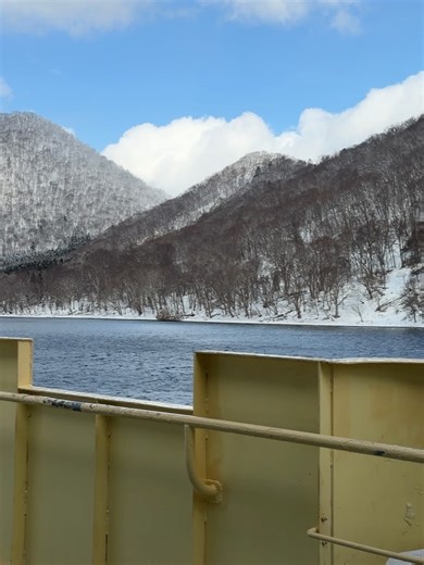 Chaewon Kim on Instagram: "swipe for the wild snowstorm 🌬️❄️ day 3: 1. beautiful view of Lake Tōya 🫶🏻 2-5. got on the ferry ⛴️ but we couldnt stay on the deck for more than 5 min 🌬️ 6. got a panoramic view of Lake Tōya at the Silo observation deck 📷 7. steamed veggies & udon 🍜 for lunch 8-9. Noboribetsu Date Jidai village 10-11. watched the ninja show 🥷 & oiran show 12-13. it was the COLDEST day with very strong winds 14. it didn’t stop my 
