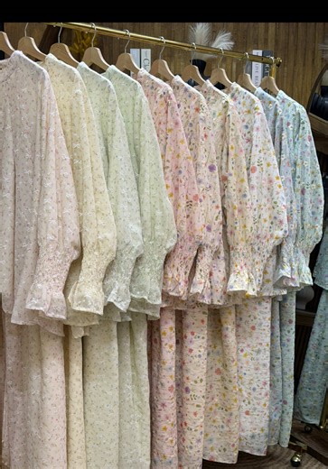 KURUNG CAMALIEA SOFT PLUSSIZE 1️⃣ Material Japanese Cotton Premium Tak panas, breathable dan sangat selesa untuk pakai lama masa raya nanti. 2️⃣ Embroidery Design Exclusive Corak bow dan floral kecil yang nampak sangat feminine dan mahal. 3️⃣ Smocked Sleeve Design Bahagian lengan ada getah smock yang stretchable, sangat selesa untuk yang plussize tangan chubby. 4️⃣ Soft Elegant Look Design nampak sweet, lembut dan sangat sesuai untuk raya atau apa jua jenis event. 5️⃣ Plus Size Friendly 90KG - 1