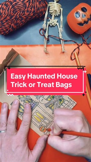 🎃 How to create cute and easy haunted house trick or treat gift bags to give to kids this Halloween. Turn a brown paper bag into a spooky halloween haunted house gift bag. This fall craft activity is great for kids art. Fill them with candy and make party favor for your next creepy event or party. #halloween #kidsart #kidscrafts #halloweencrafts #papercraft #kidsactivities