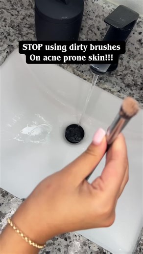 Effective Makeup Brush Cleaning Tips for Acne-Prone Skin