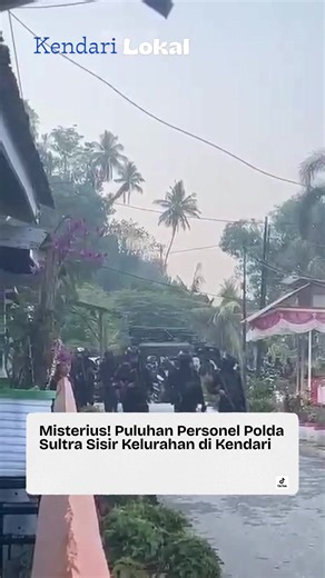 KENDARI – Puluhan personel Kepolisian Daerah (Polda) Sulawesi Tenggara (Sultra) terlihat menyisir sebuah kelurahan di Kota Kendari, Jumat (16/10/2026) pagi. ‎Dari video yang beredar, puluhan personel berseragam lengkap tampak menelusuri lorong demi lorong di kawasan permukiman tersebut. ‎ ‎Aktivitas aparat kepolisian itu menarik perhatian karena hingga kini belum diketahui secara pasti tujuan penyisiran maupun operasi yang sedang dilaksanakan. ‎ ‎Belum ada keterangan resmi dari pihak Polda Sultr