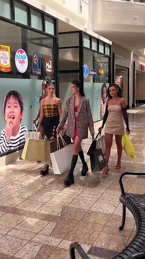Hot Girl Mall Walks: Outfit Inspo at the Shopping Mall
