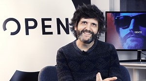 Il cantautore di Fidenza non accetta il titolo di “padre dell’indie”: «Io faccio musica italiana». Sono passati 14 anni dall’uscita del suo primo disco, "Anice in bocca": «Portandolo in giro, con i vari concertini, sono riuscito a mettere da parte i soldi necessari per pagarmi l’affitto». Giuseppe Peveri, in arte Dente, ha 43 anni e dal 2006 non ha mai smesso di fare musica. «Non ho dimenticato – racconta a Open -, quando scrivevo canzoni sul furgone che usavo per le consegne: all’epoca lavoravo