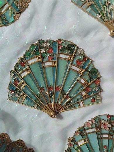 ✨ 𝐒𝐨 𝐦𝐚𝐧𝐲 𝐝𝐞𝐬𝐢𝐠𝐧𝐬 ✨ since I started making my hand fans back in March, which feels like years ago, I made 12 different designs! ✨ Some I make all the time and some were made only once or twice, but I love them all! ❤️✨ I hope I'll make as many in the next year 🤞 Happy holidays everyone ❄️ #handfan #3ddesign #epoxyresin #whimsicalaesthetic #fantasyart