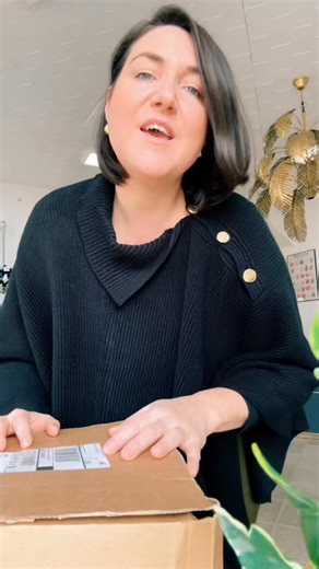 Oh Oh Oh …. Du rouge passion pour ce nouveau modele Elomi qui en plus d’etre terriblement sexy et confortable sera un beau cadeau sous le sapin ♥️ Disponible du 95 au 120, du bonnet E à K . #venareyleslaumes #plussizeclothing #joliechosevenarey #nouvellecollection #unboxing #nouveauté #Wacoal #bonjourmesjolieschoses #elomi #cadeau | JOLIE CHOSE