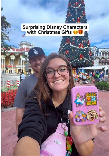 Surprising Disney Characters with Presents 🛍️ @Disney Parks @Jacob Kelley #disneyworld #waltdisneyworld #magickingdom #epcot #animalkingdom #hollywoodstudios #disneysprings #pintrading #disneypintrading #disneypins #orlando #orlandoflorida #centralflorida #themepark #themeparks #disneyparks #disney