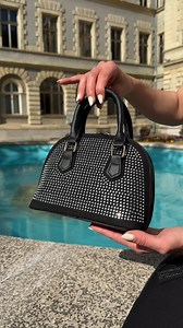 Avem o super ofertă: 1 1 GRATIS la toate gențile mini! Adaugi două genți în coș… și plătești doar UNA! https://www.tiara.ro/collections/genti-dama-mini | TIARA Concept Store