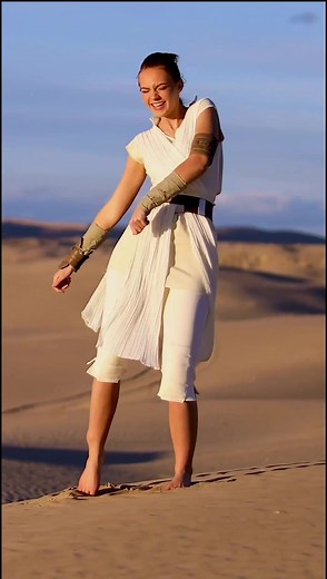Vibin' and bobbin' on Jakku 😌 #reystarwars #reycosplay #starwarscosplay #starwarssequels