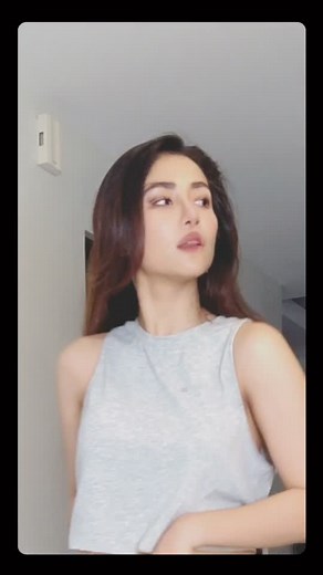 Enjoyable Dance Movements in a Casual Indoor Setting