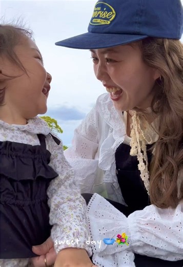 お花と黒で合わせた親子コーデ🌷🛵🌈 #親子コーデ#outfits#babyoutfits#spring#minime#mommyandme