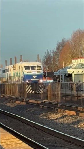 Sounder train pulling into auburn station