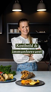 · Kostholdet spiller en viktig rolle for immunforsvaret og flere vitaminer som for eksempel vitamin C og vitamin A, sørger for at immuncellene kan fungere normalt. Det er derfor viktig å spise variert 🍎🍊🥬 · Et sunt kosthold vil ikke gjøre at du vil unngå å bli smittet av forskjellige virus, men kan gjøre deg bedre rustet til å bekjempe sykdommen så effektivt som mulig 🦠🌚 · Kjøp frukt og grønt i sin naturlige form. Det bør stå på menyen hver dag og er den beste kilden til vitamin C i kosthol