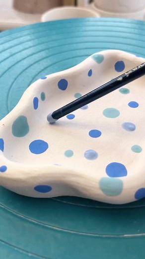 How to apply glaze dots ❤️ ••• Follow @emilyhettart for more! | The Ceramic School