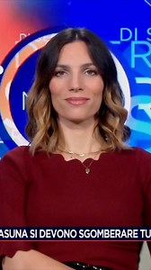 Dov’è finito il governo del pugno duro e tolleranza zero? Fanno lo show sgomberando un centro sociale davanti alle telecamere, mentre Casapound resta dov’è e a Palazzo Chigi finiscono appalti e soldi pubblici a figure legate all’estrema destra. | Vittoria Baldino
