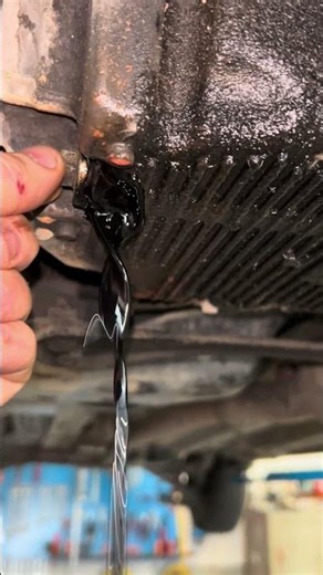Svuotiamo olio motore! È molto liquidò!!! Il problema che lampeggia la spia motore!!!