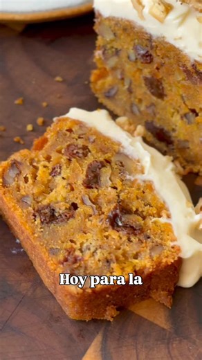 cocinarencasa on Instagram: "Carrot Cake o budín de zanahorias! Para mi esta es una de las recetas mas ricas, la misma que te publico desde hace muchos años! INGREDIENTES * Para el carrot cake: Aceite de girasol 130 gr, huevo 1, esencia de vainilla 1 cdta, canela 1/2 cdta, azúcar 120 gr, zanahoria rallada bien finita 150 gr, pasas de uva 70 gr, nueces picadas 50 gr, harina 0000 110 gr y 2 cda mas, polvo para hornear 5 gr y sal 1 pizca. * Para el frosting: Queso crema tipo americano 200 gr y azúc
