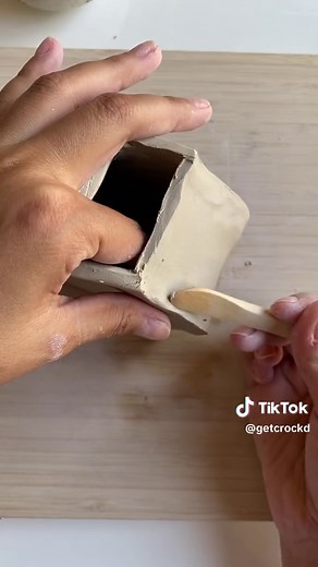 How to make a slab vase 💫 the slab technique is a really easy start for beginners and you can continue to experiment with the form to create some awesome shapes! Love me some functional diy projects ✨ #clay #pottery #athomepottery #slabtechnique #slabvase #easydiycrafts #diycraftideas #claycreations #claydiyideas #potteryinspo #clayinspo #crockd