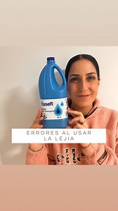 4 ERRORES QUE COMETEMOS CUANDO USAMOS LEJIA ERROR 1: MEZCLARLA CON AGUA CALIENTE Tenemos que desinfectar con lejía diluida siempre en agua fría. Si usas agua caliente, se evapora el cloro y ya no desinfecta. ERROR 2: NO DILUIR LA LEJÍA Limpiar con lejía pura sin diluir no es recomendable. La proporción para el uso de lejía es de 1:50 (una parte de lejía por 50 de agua), es decir, aproximadamente de un vaso de lejía por cada 10 litros de agua. ERROR 3: PULVERIZAR LEJÍA Al quedarse en el ambiente,