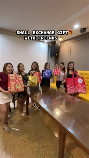 Color-themed Small Exchange Gift with friends 👯‍♀️🎄🎁 #exchangegift #smallgift #christmasparty #exchangegifttrend #partyideas