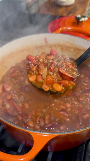 Fireman beans 🫘 😍 full recipe linked in my bio 🫶🏼 #firemanbeans #dinnerideas #onepotmeal #easymeals #comfortfood