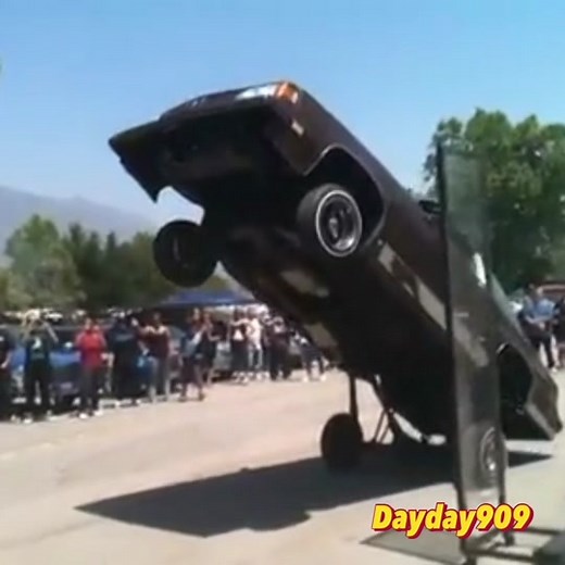 Lowriders Hopping: Tierra cc having hopper problems! #fyp #lowrider #hydraulics #lowriderscars #lowridershopping