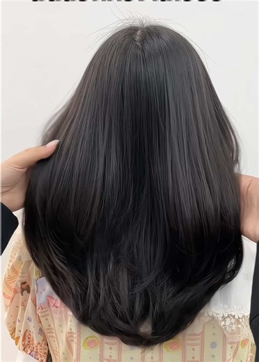 ✨ตัดผมเลเยอร์คัทพร้อมยืดโคนดัดวอลลุ่มล็อกทรง ✨ทรงนี้เหมาะสำหรับผมเส้นใหญ่ ล็อกให้ผมอยู่ทรงสวย ดูแลเองได้ง่ายๆแค่เป่าผมให้แห้ง จองคิวล่วงหน้าได้ที่ไลน์ 💌 ไลน์ไอดี @ pakawanbeauty 🛒เวลาเปิดให้บริการ จ-ศ เวลา 9.00 - 20.00 น. / ส-อา เวลา 8.30 - 20.00 น. ❌หยุดทุกวันพุธ❌ ปิดรับคิวเคมีคิวสุดท้าย 15.00 ปิดรับคิวตัดผมคิวสุดท้าย 18.30 📍พิกัดร้าน | โครงการนราวดีซิตี้พาร์ค ทางเข้าที่1ถนนโรจนะตรงข้ามแมคโครอยุธยา ทางเข้าที่2ถนนสายเอเชียเยื้องอีซูซุ ซ.แสงมงคล จ.พระนครศรีอยุธยา #perm #ยืดโคนดัดปลาย #ดัดวอลลุ