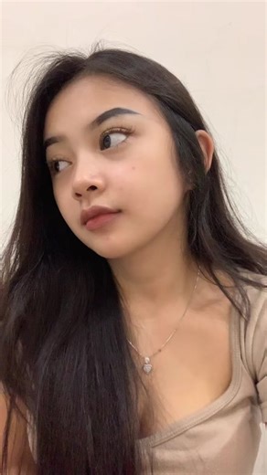 Dita's Expressive Gestures in a Casual Outfit