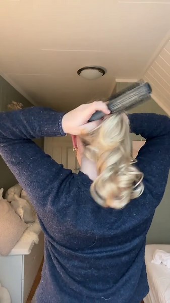 Stylish Curly Hair Ponytail Tutorial