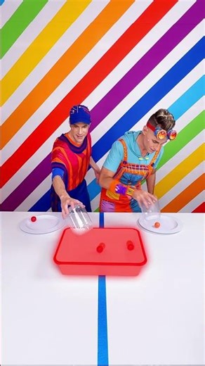 Wally VS Mando: Vasos y Bolitas #lerolero #shorts