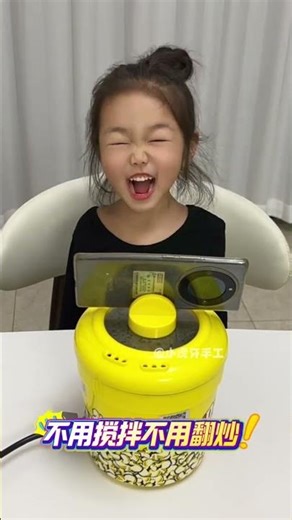 A simple and convenient popcorn machine can make a lot of popcorn in just a few minutes. Come an