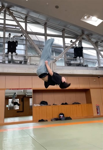 脱ぎます#tricking #parkour #acrobat #トリッキング #パルクール #アクロバット