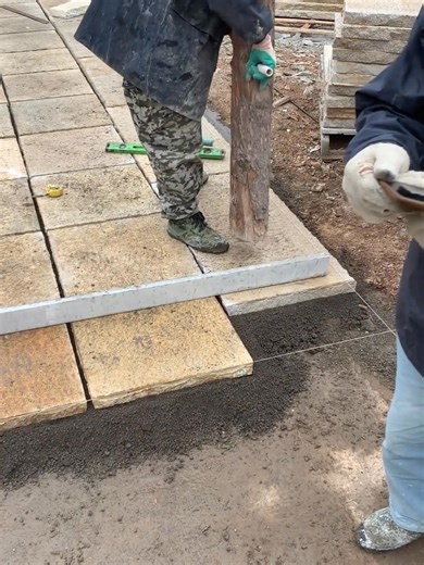 Who hasn't been captivated by aged slate? LexiangStone's antique, non-slip versions are the top choice for paving in parks, scenic areas, and mountain resorts. Recently, while visiting parks, scenic areas, and mountain resorts, I've noticed these aged slates everywhere! LexiangStone's aged slate not only has a vintage feel but also boasts incredibly practical non-slip properties. Stepping on it exudes a sense of timeless texture and provides a sense of complete safety. No wonder it's become such