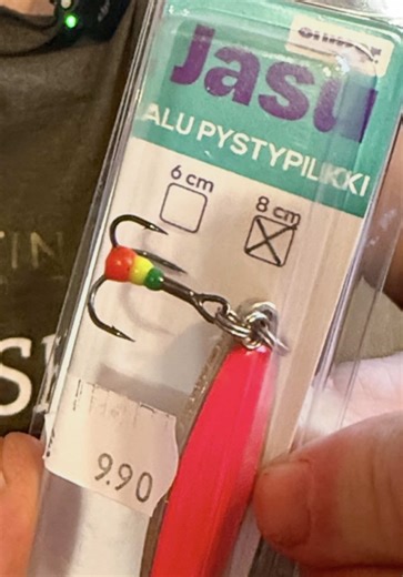 JASU ALU PYSTYPILKKI💥👌🎣 Hea mäng, silmatorkav värv ja just see õige kukkumine, mis meelitab ka passiivse kala liikvele. Ei jõua ära oodata, mil saan selle jää peal tööle panna! 👌❄️ Püük olgu nauditav ja varustus olgu päriselt hea. ⸻ #jasu #pystypilkki #pilkki #icefishing #talikalastus