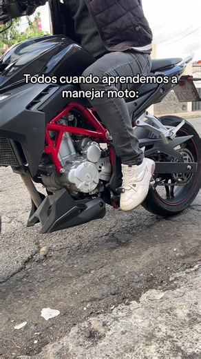 Todos cuando aprendemos a manejar moto #biker #paratii | neutrazo de moto
