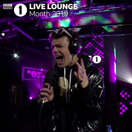 🤯 THIS is how you make your Live Lounge debut 🖤🖤🖤 Yungblud's cover of Camila Cabello and Shawn Mendes' 'Señorita' with Amy Winehouse's 'Back To Black' and Travis Scott's 'Goosebumps' is just INCREDIBLE. 🙌 | BBC Radio 1